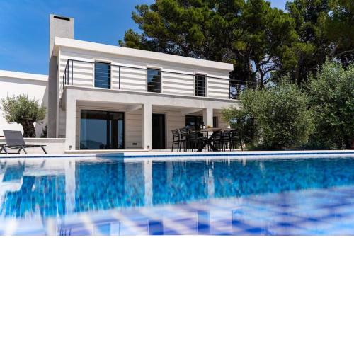 Villa Cosmic, Sumartin