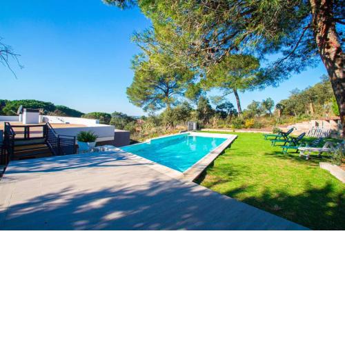 Villa de lujo con piscina desbordante con catarata Luxury home with pool waterfall