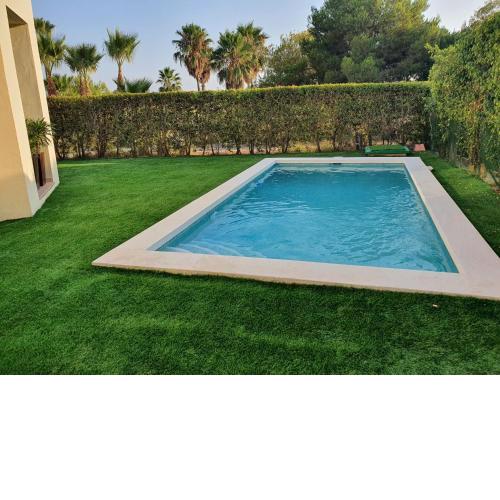 Villa de lujo con piscina en campo de golf