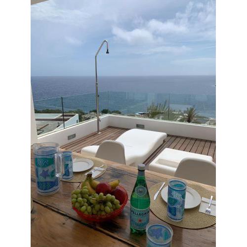 VILLA DE LUJO EN IBIZA CON VISTAS INCREÍBLES – URBANIZACIÓN PRIVADA MAR Y GOLF – CALA LLONGA