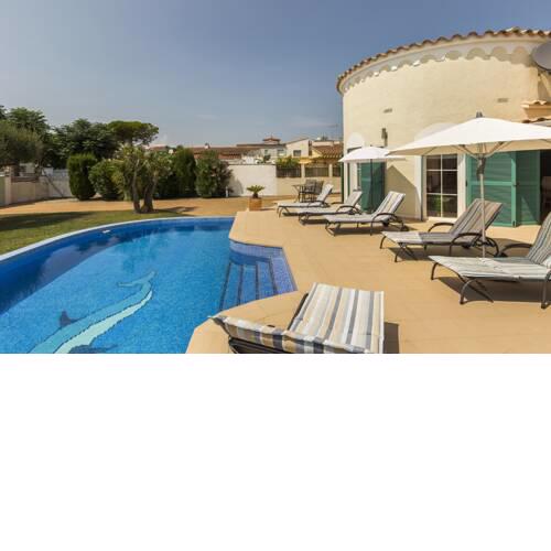 Villa de planta baja con piscina y 3 habitaciones