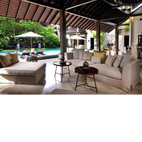 Villa De Suma - Fully staffed luxury villa, walk to the beach!
