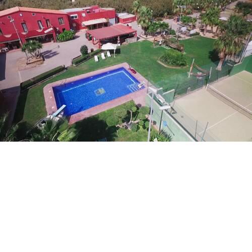 Villa de tres casas con padel, campo de futbol, volley playa y piscina