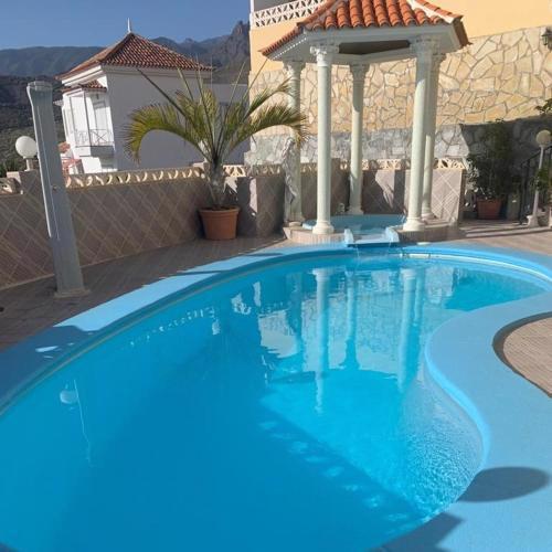 Villa del Sur con la piscina privada