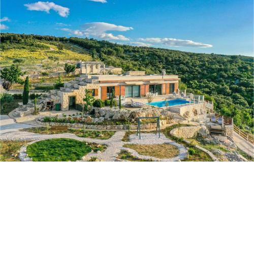 Villa Dol Hills Estate