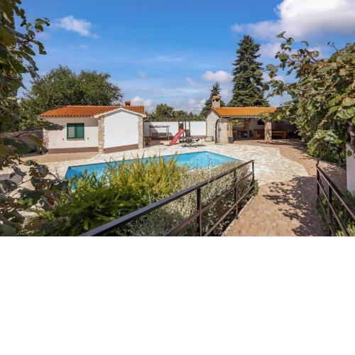 Villa Dominique With Pool - Happy Rentals