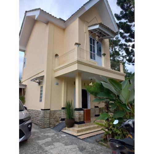 Villa Edwin 2 Lantai Cisarua Puncak Bogor