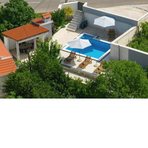 Villa Ella - swimming pool, garden, baby friendly