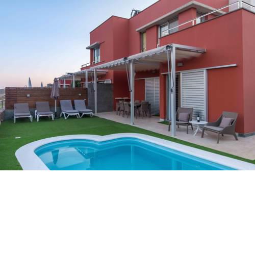 Villa en campo de golf con piscina privada by Lightbooking