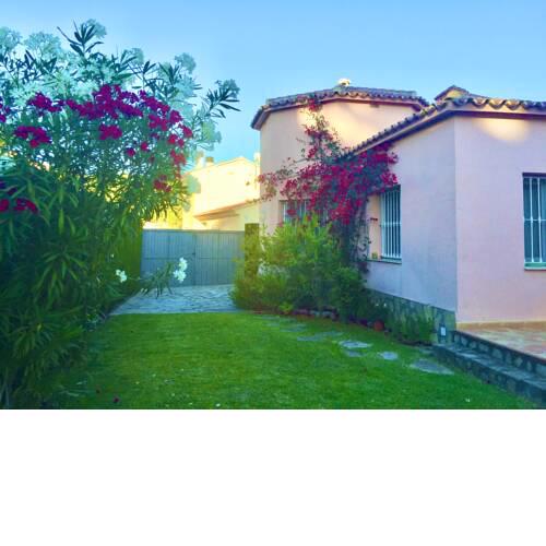 Villa en Oliva Nova, jardín privado a 100m de la playa