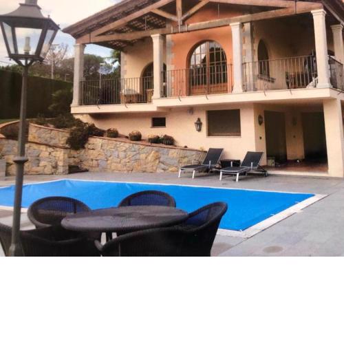 Villa en zona alta con piscina, jardín y barbacoa