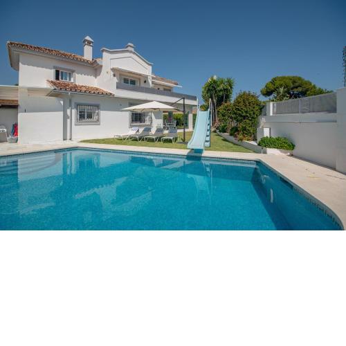 Villa encantadora junto a la playa en Los Monteros con seguridad 24 horas