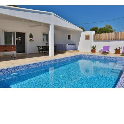 Villa Enis 2 bed villa and pool Breakast included