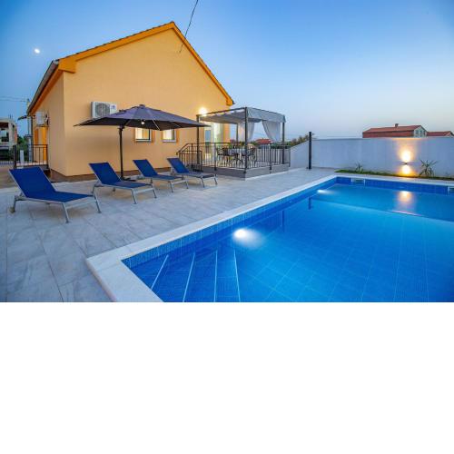 Villa Family and Friends private heated pool with jacuzzi