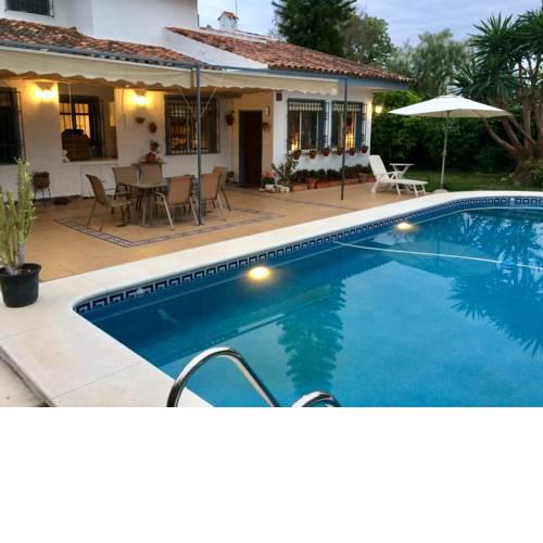 Villa Ferrer en las colinas de la campiña sevillana