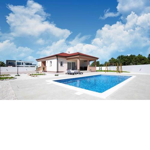 Villa First Hill with heated pool