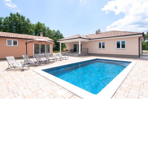 Villa Fortuna - spatious villa for 8 guests with pool and garden, Ferienhaus Istrien