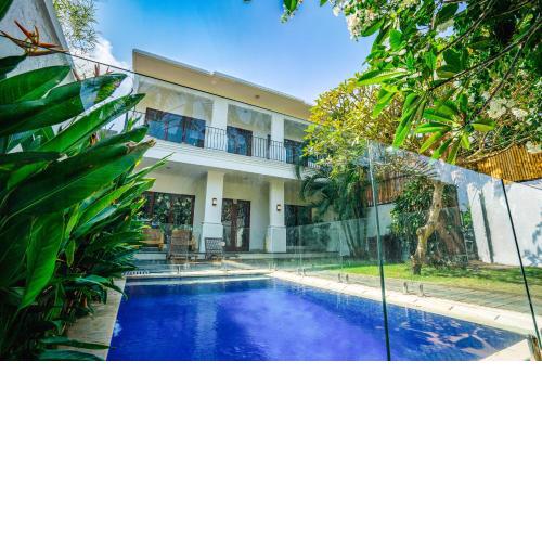Villa Gigi - Sumptuous 3BR Family Villa in the very Heart of Canggu