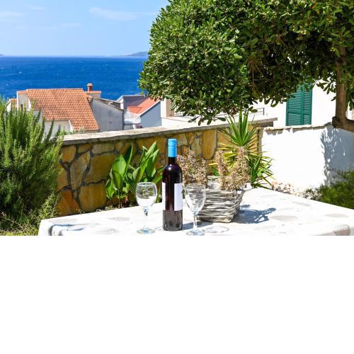 Villa Grande Vista - Lovely Studio Apartment with spacious lush mediterranean patio and sea view