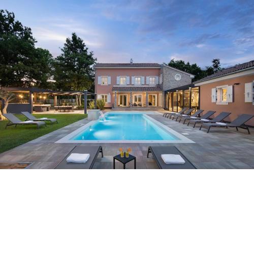 Villa Green Frame for families with playground and wellness