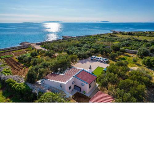 Villa Grioni, beach front villa with jacuzzi