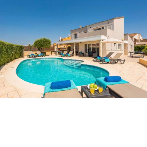 Villa Gris by Villa Plus