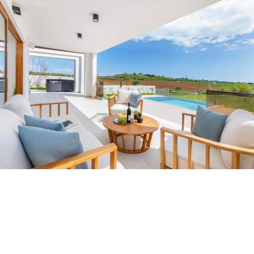 Villa GROFICA, new house with jacuzzi, heated pool, playgroung & BBQ near beaches, PULA - ISTRIA