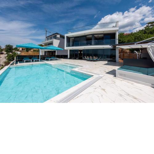 Villa HB with Heated Pool and Hot Tub