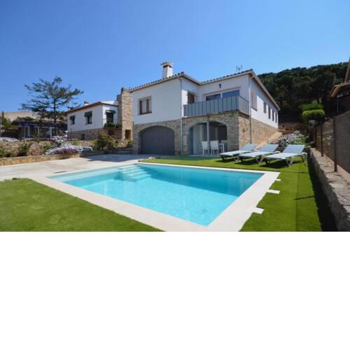 Villa in Begur Sleeps 9 5