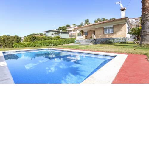 Villa in Caules Sleeps 6 with Pool