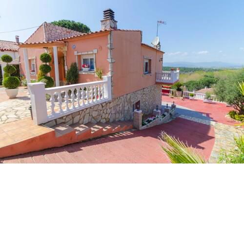 Villa in Lloret de Mar Sleeps 10 with Pool Air Con and Free WiFi