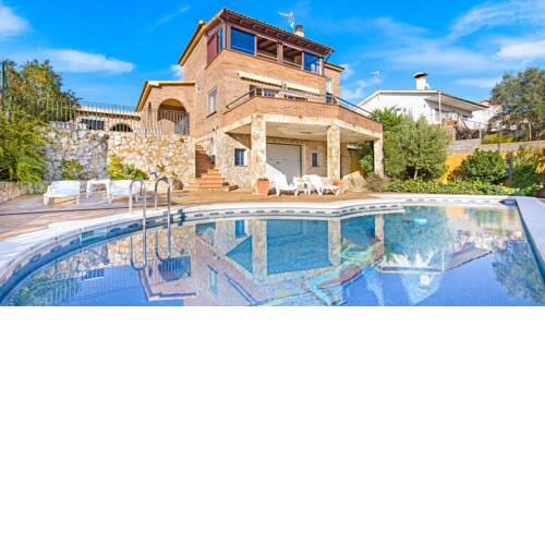 Villa in Lloret de Mar Sleeps 10 with Pool and WiFi