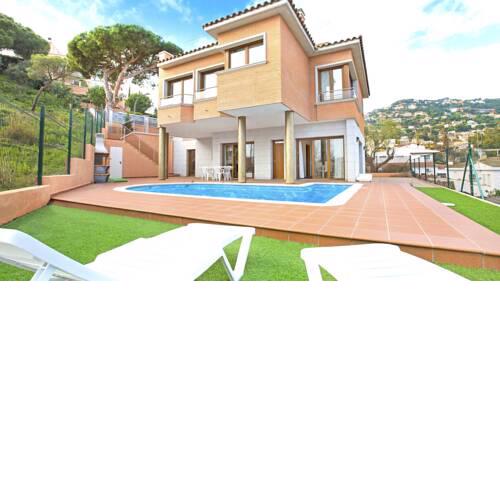 Villa in Lloret de Mar Sleeps 8 with Pool and Air Con