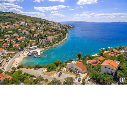 Villa in Mavarstica Sleeps 14 with Air Con and WiFi