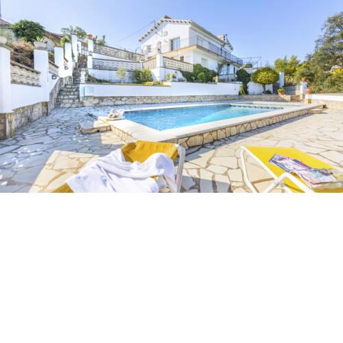 Villa in Montbarbat Sleeps 7 with Pool
