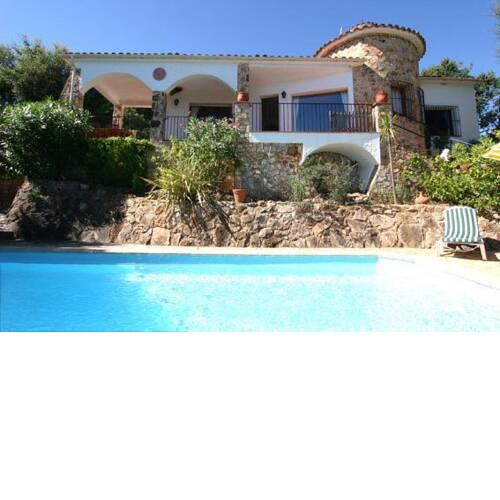 Villa in Pals Sleeps 6 with Pool and Air Con