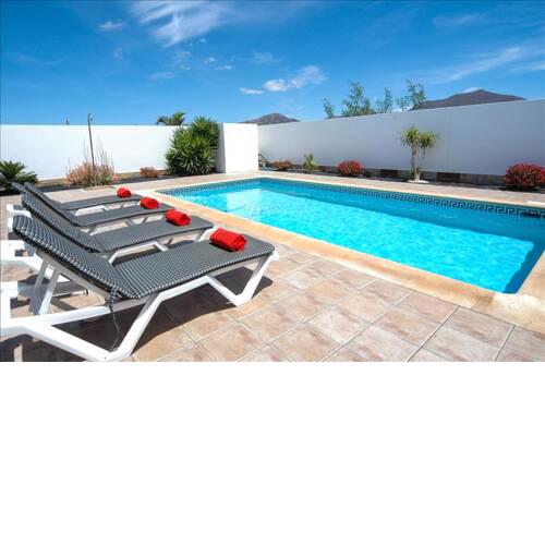 Villa in Playa Blanca Sleeps 4 includes Swimming pool Air Con and WiFi 2