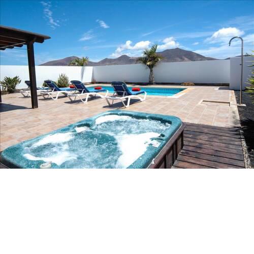Villa in Playa Blanca Sleeps 4 includes Swimming pool Air Con and WiFi