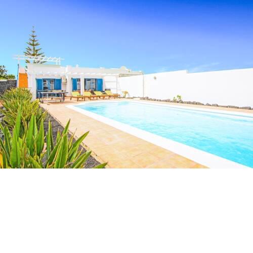 Villa in Playa Blanca Sleeps 4 with Pool Air Con and WiFi