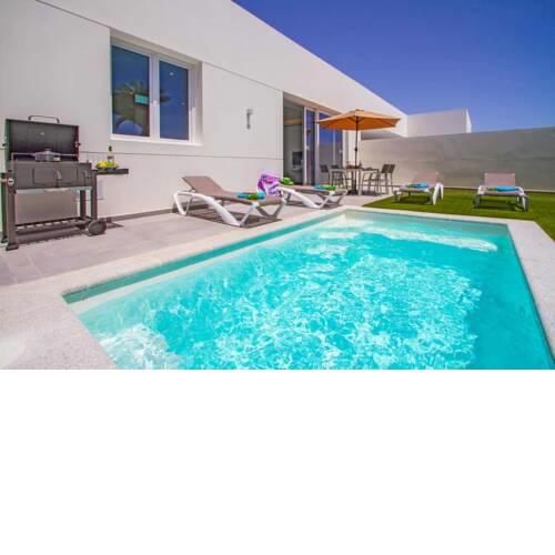 Villa in Playa Blanca Sleeps 4 with Pool and Air Con