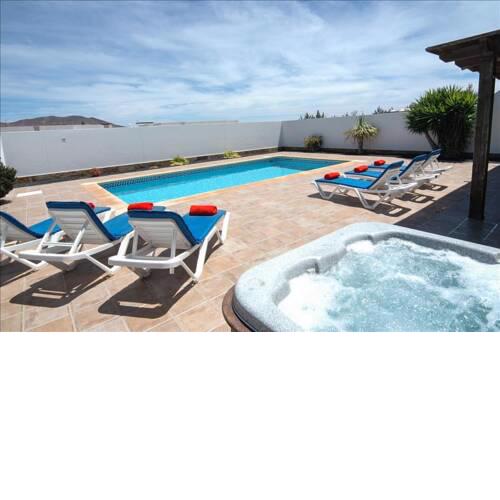 Villa in Playa Blanca Sleeps 6 includes Swimming pool Air Con and WiFi 4