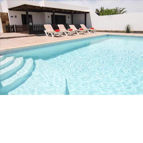 Villa in Playa Blanca Sleeps 6 includes Swimming pool Air Con and WiFi 8
