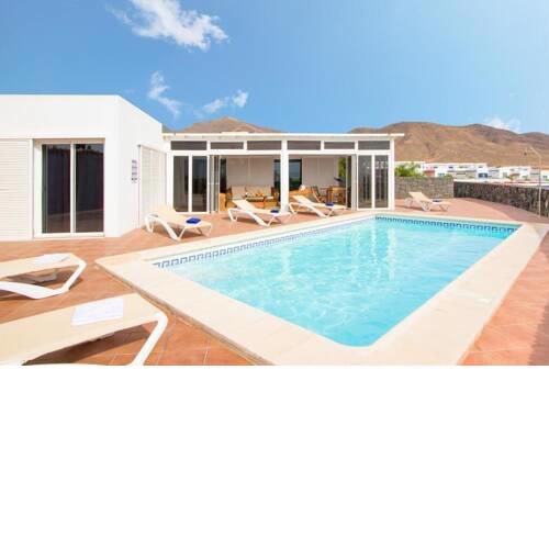 Villa in Playa Blanca Sleeps 6 includes Swimming pool Air Con and WiFi
