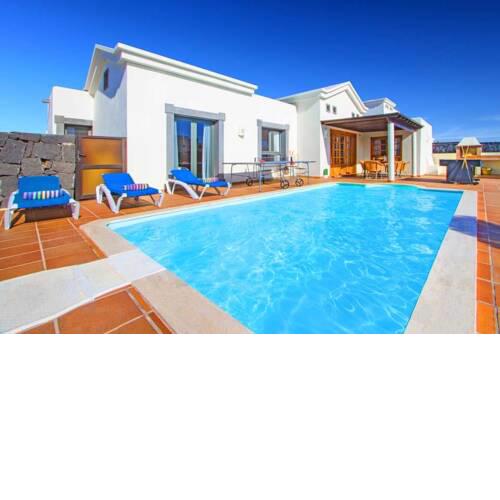 Villa in Playa Blanca Sleeps 6 with Pool Air Con and WiFi
