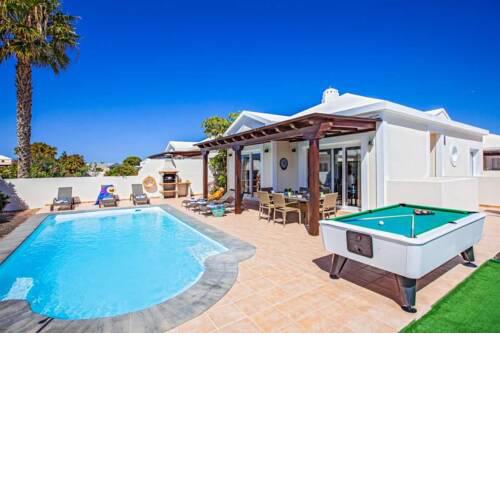 Villa in Playa Blanca Sleeps 8 includes Swimming pool Air Con and WiFi 9 1