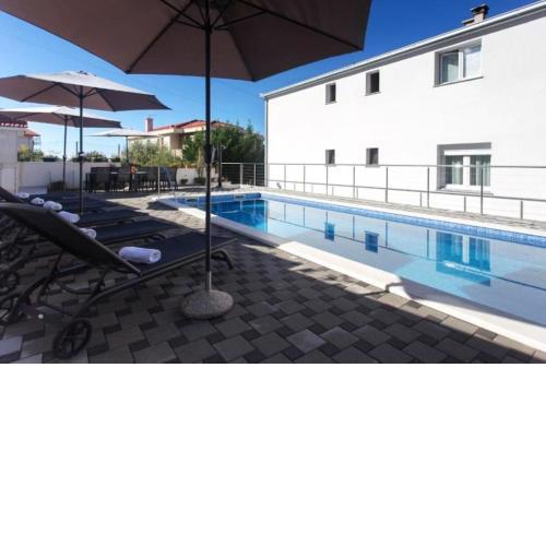 Villa in Podstrana with large outside swimming pool for 18 people