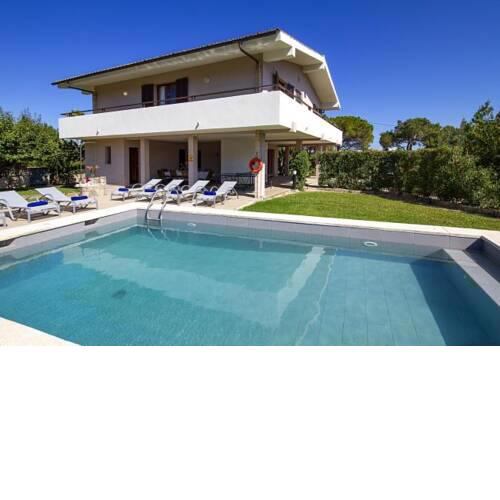 Villa in Port de Pollenca Sleeps 8 with Pool Air Con and WiFi