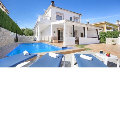 Villa in Tordera Sleeps 8 with Pool