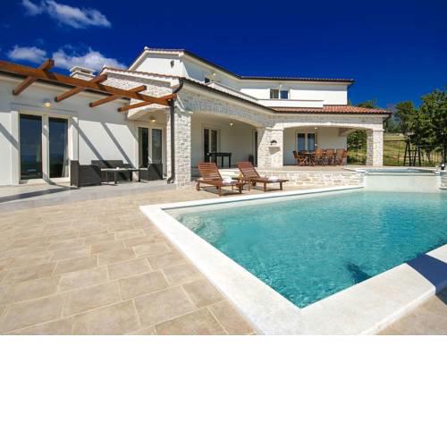 Villa in Vizinada with Swimming Pool and Jacuzzi