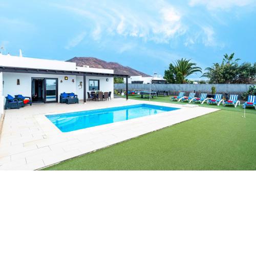 Villa Irache by Villa Plus